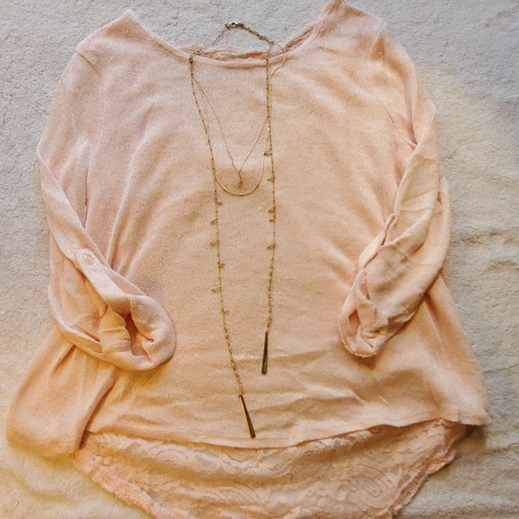 Pink sweater with bow and lace - Picture 2 of 3